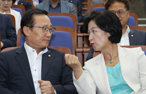 추미애 민주당 대표(왼쪽)와 홍영표 원내대표가 20일 국회에서 열린 의원총회에서 이야기하고 있다. /연합뉴스